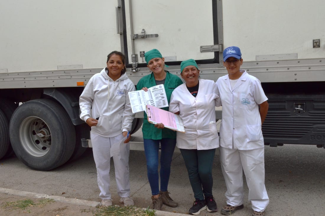 Equipo de la Dirección de Bromatología de Senillosa durante un control de transporte de alimentos