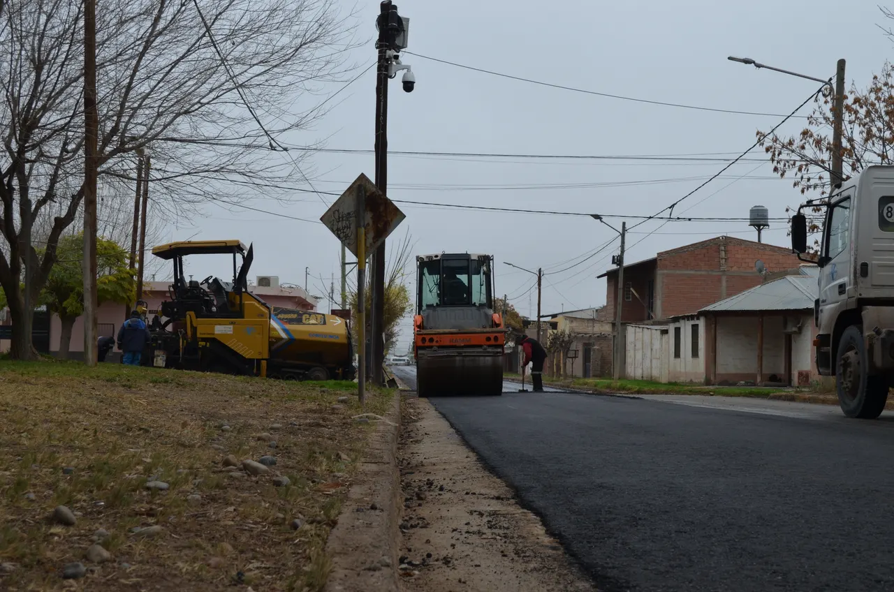 Trabajos de asfalto en las calles de Senillosa