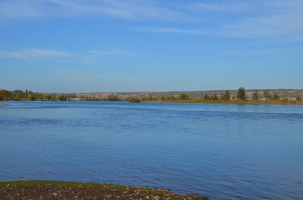 El río Limay a su paso por Senillosa, con la barda al fondo