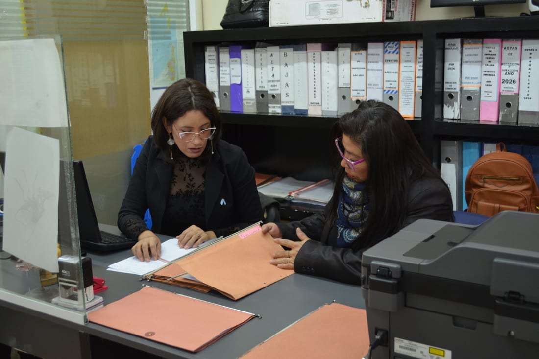 Personal de la Subsecretaría de Comercio de Senillosa atendiendo un trámite en la oficina