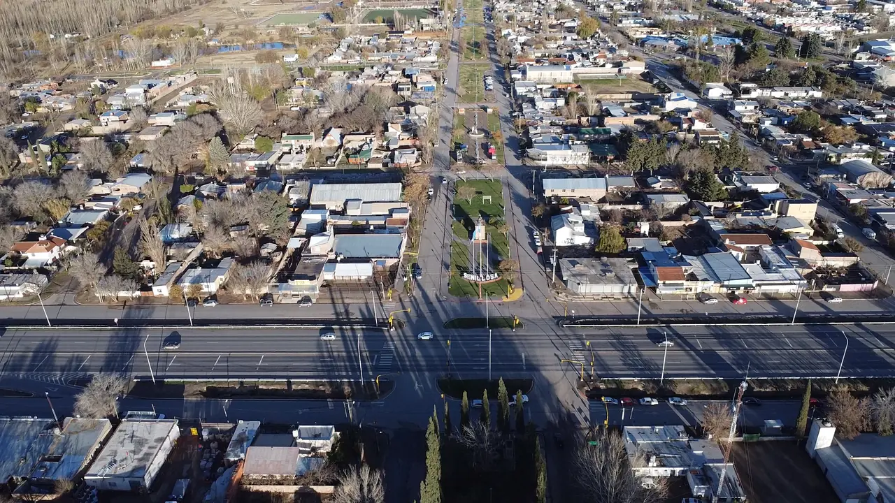 Vista aérea de Senillosa: el pueblo, el río Limay y la barda patagónica al fondo