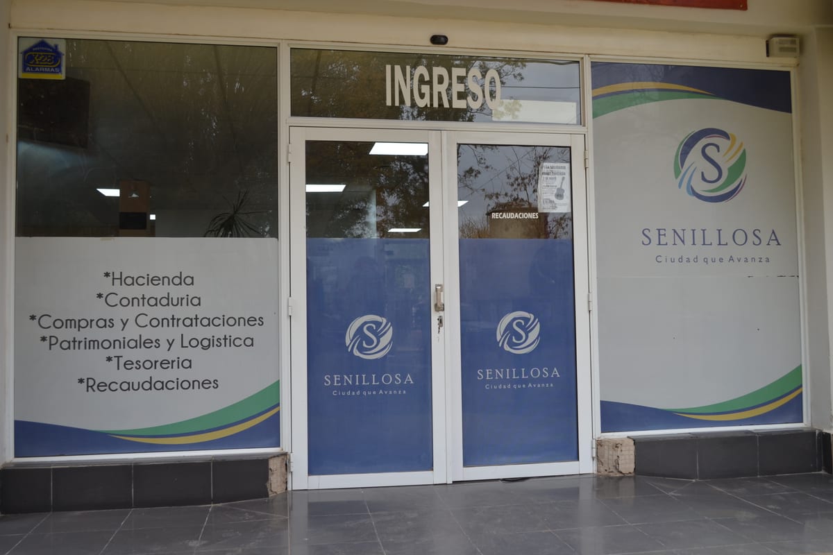 Ingreso a la oficina de Recaudaciones de la Municipalidad de Senillosa, con el logo Ciudad que Avanza