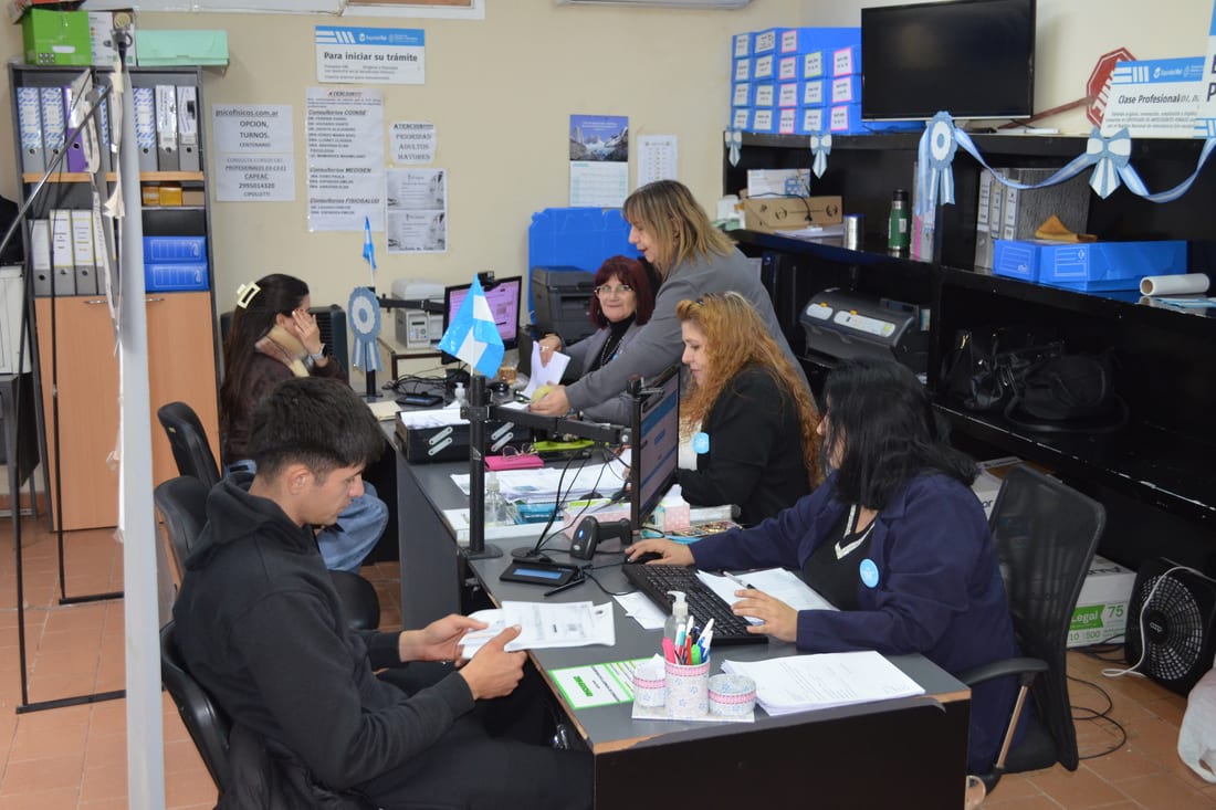 Equipo de la oficina de Licencias de Conducir de Senillosa atendiendo al público